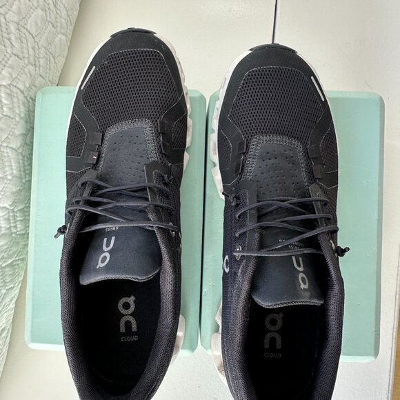 Popular On Cloud Sneakers! Size 8 women's. - Picture 8 of 11